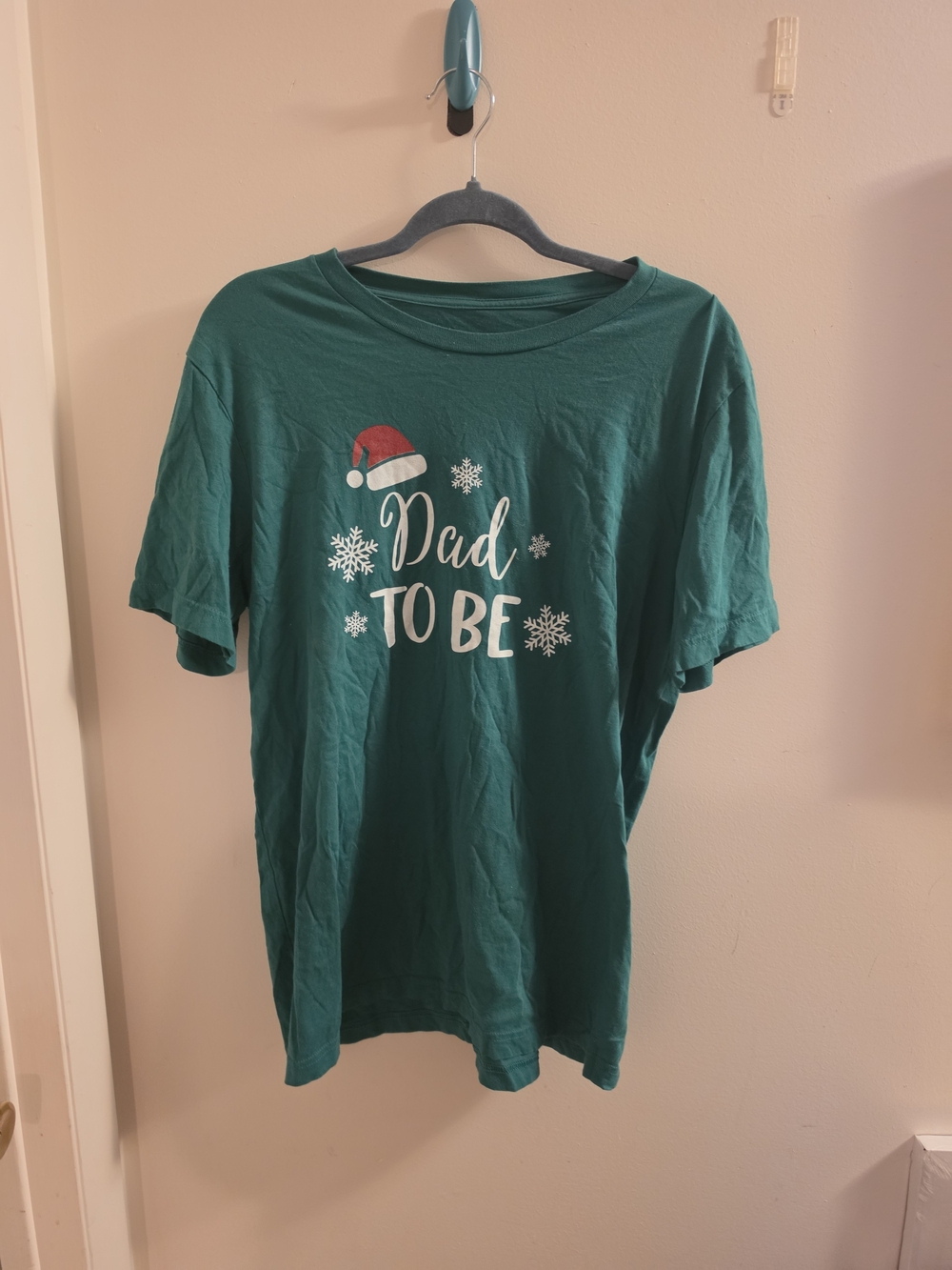 Green "Dad To Be" Holiday Graphic Tee